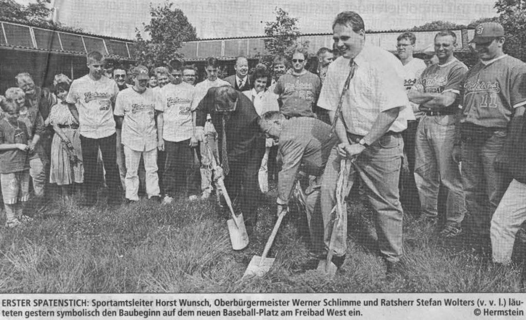 ERSTER SPATENSTICH: Sportamtsleiter Horst Wunsch, Oberbürgermeister Werner Schlimme und Ratsherr Stefan Wolters (v. v. l.) läuteten gestern symbolisch den Baubeginn auf dem neuen Baseball-Platz am Freibad West ein. Foto: Hermstein