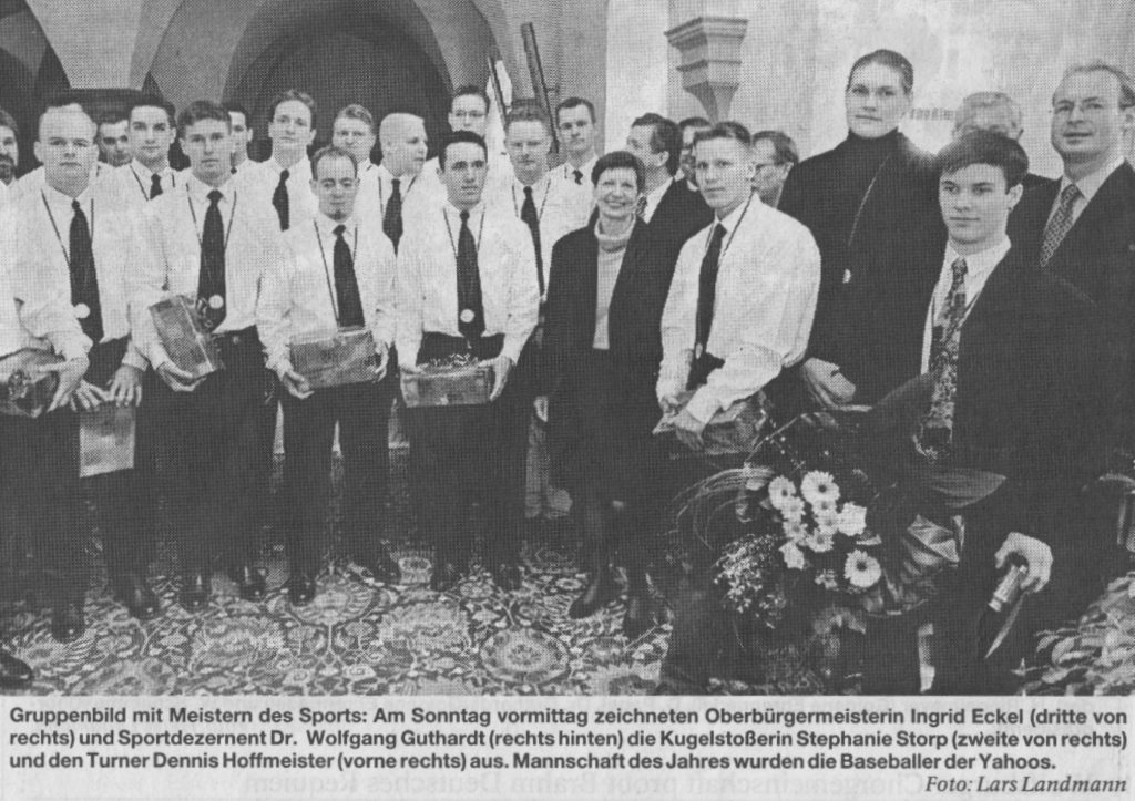 Gruppenbild mit Meistern des Sports: Am Sonntag vormittag zeichneten Oberbürgermeisterin Ingrid Eckel (dritte von rechts) und Sportdezernent Dr. Wolfgang Guthardt (rechts hinten) die Kugelstoßerin Stephanie Storp (zweite von rechts) und den Turner Dennis Hoffmeister (vorne rechts) aus. Mannschaft des Jahres wurden die Baseballer der Yahoos. Foto: Lars Landmann