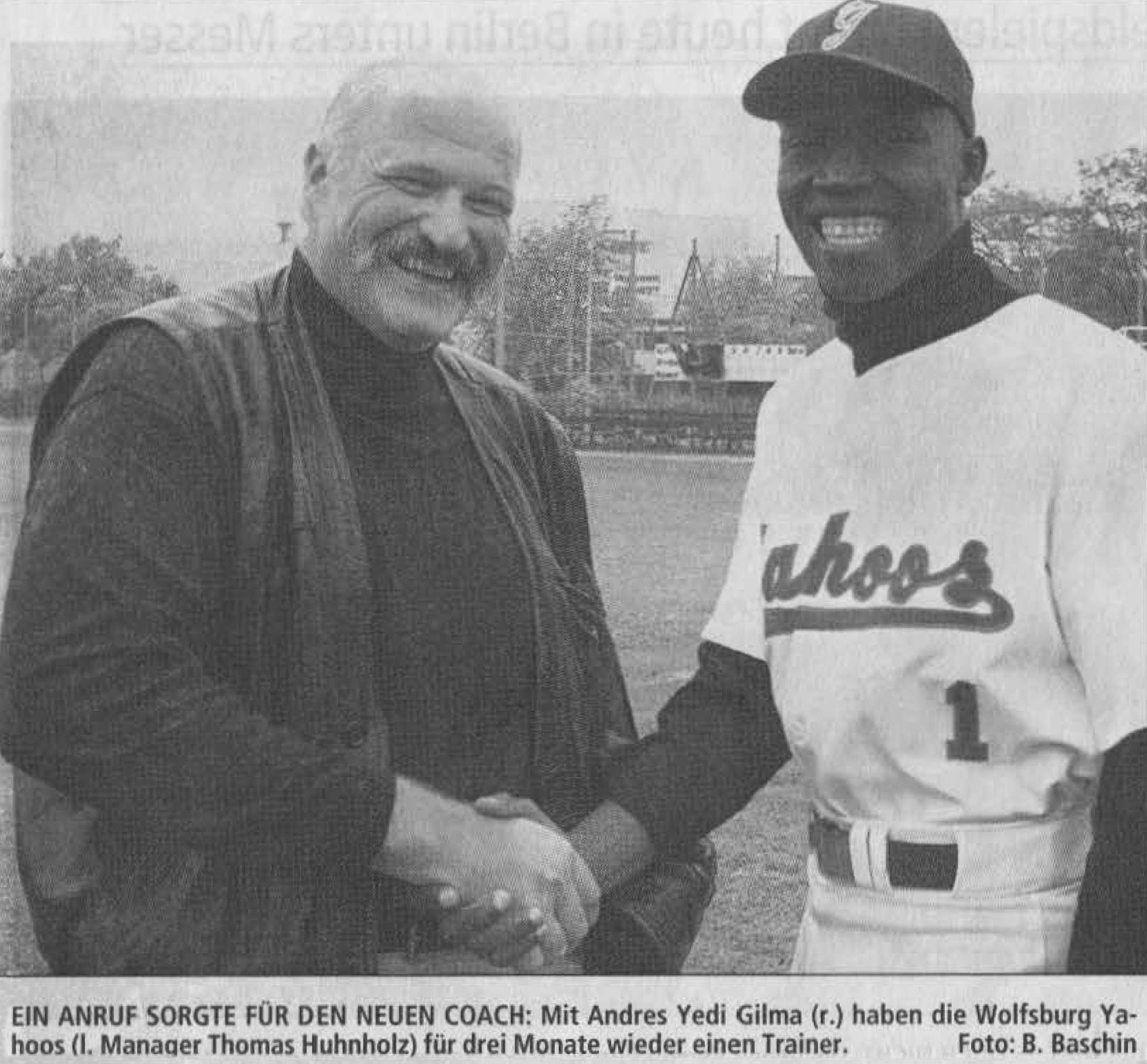 EIN ANRUF SORGTE FÜR DEN NEUEN COACH: Mit Andres Yedi Gilma (r.) haben die Wolfsburg Yahoos (l. Manager Thomas Huhnholz) für drei Monate wieder einen Trainer. Foto: B. Baschin
