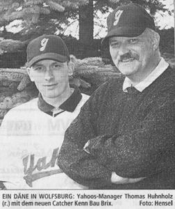 EIN DÄNE IN WOLFSBURG: Yahoos-Manager Thomas Huhnholz (r.) mit dem neuen Catcher Kenn Bau Brix. Foto: Hensel