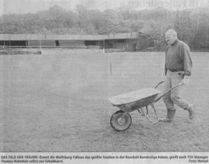 DAS FELD DER TRÄUME: Damit die Wolfsburg Yahoos das größte Stadion in der Baseball-Bundesliga haben, greift auch TSV-Manager Thomas Huhnholz selbst zur Schubkarre. Foto: Hensel