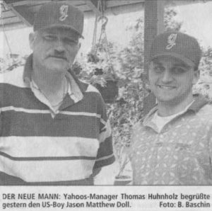 DER NEUE MANN: Yahoos-Manager Thomas Huhnholz begrüßte gestern den US-Boy Jason Matthew Doll. Foto: B. Baschin