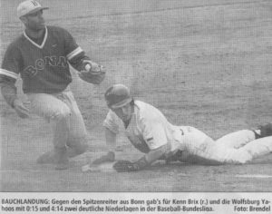 BAUCHLANDUNG: Gegen den Spitzenreiter aus Bonn gab's für Kenn Brix (r.) und die Wolfsburg Yahoos mit 0:15 und 4:14 zwei deutliche Niederlagen in der Baseball-Bundesliga. Foto: Brendel