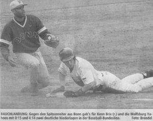 BAUCHLANDUNG: Gegen den Spitzenreiter aus Bonn gab's für Kenn Brix (r.) und die Wolfsburg Yahoos mit 0:15 und 4:14 zwei deutliche Niederlagen in der Baseball-Bundesliga. Foto: Brendel