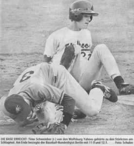 DIE BASE ERREICHT: Timo Schwember (r.) von den Wolfsburg Yahoos gehörte zu den Stärksten am Schlagmal. Am Ende besiegte der Baseball-Bundesligist Berlin mit 11:9 und 12:1. Foto: Schulze