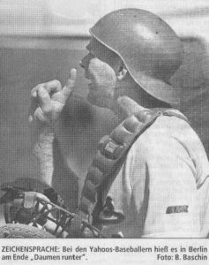 ZEICHENSPRACHE: Bei den Yahoos Baseballern hieß es in Berlin am Ende "Daumen runter". Foto: B. Baschin