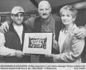 WILLKOMMEN IN WOLFSBURG: US-Boy Jason Doll (l.) und Yahoos-Manager Thomas Huhnholz mit Gönnerin Regina Preuß-Kosa in der "Alten Mühle" in Weyhausen. Foto: Schulze