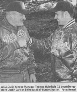 WELCOME: Yahoos-Manager Thomas Huhnholz (l.) begrüßte gestern Dustin Carlson beim Baseball-Bundesligisten. Foto: Hensel