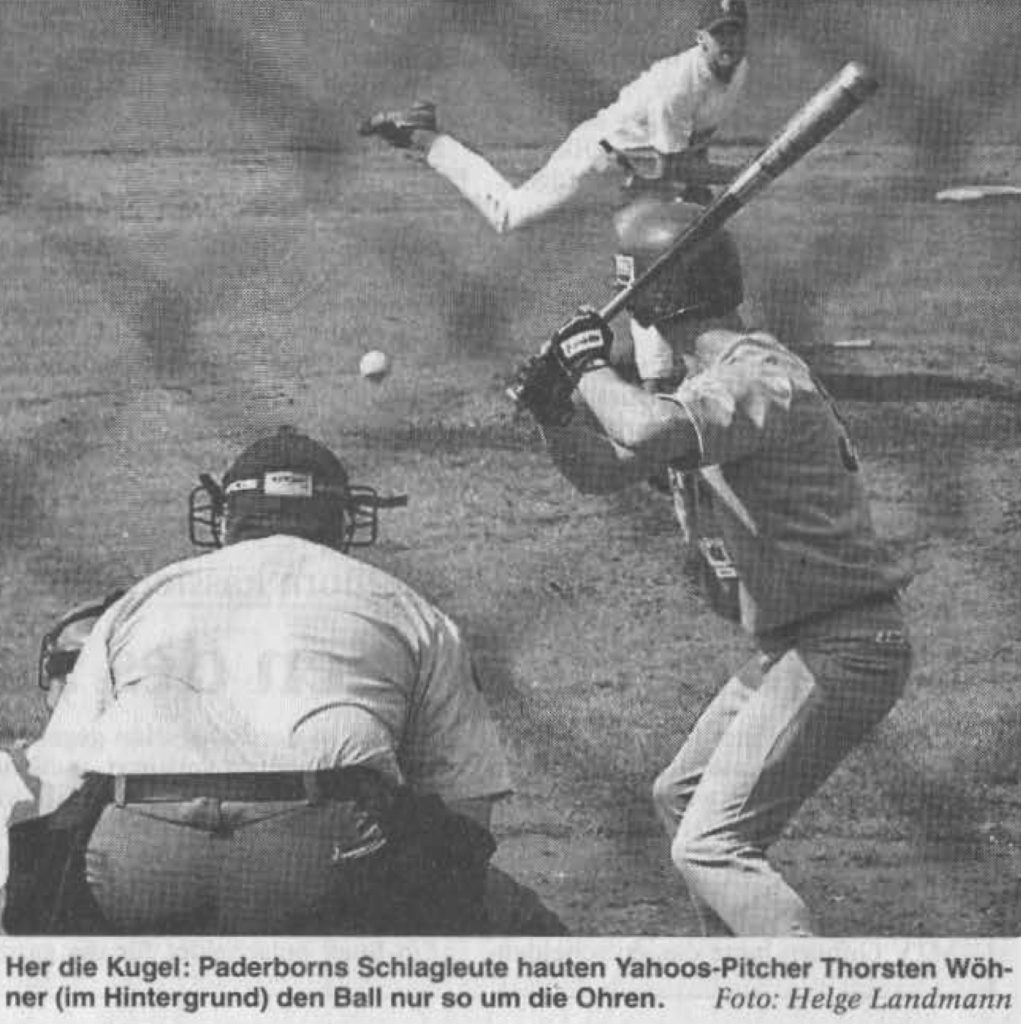 Her die Kugel: Paderborns Schlagleute hauten Yahoos-Pitcher Thorsten Wöhner (Im Hintergrund) den Ball nur so um die Ohren. Foto: Helge Landmann