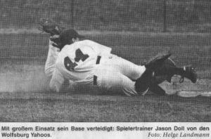 Mit großem Einsatz sein Base verteidigt: Spielertrainer Jason Doll von den Wolfsburg Yahoos. Foto: Helge Landmann