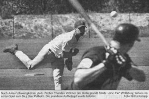 Nach Anlaufschwierigkeiten stark: Pitcher Thorsten Wöhner (im Hintergrund) führte seine TSV Wolfsburg Yahoos im ersten Spiel zum Sieg über Pulheim. Die grandiose Aufholjagd wurde belohnt. Foto: Britta Koropp