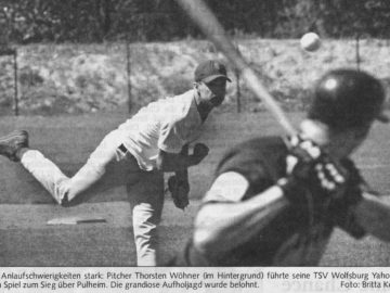 Nach Anlaufschwierigkeiten stark: Pitcher Thorsten Wöhner (im Hintergrund) führte seine TSV Wolfsburg Yahoos im ersten Spiel zum Sieg über Pulheim. Die grandiose Aufholjagd wurde belohnt. Foto: Britta Koropp