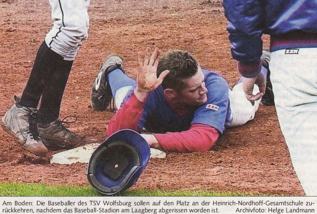 Am Boden: Die Baseballer des TSV Wolfsburg sollen auf den Platz an der Heinrich-Nordhoff-Gesamtschule zurückkehren, nachdem das Baseball-Stadion am Laagberg abgerissen worden ist. Archivfoto: Helge Landmann