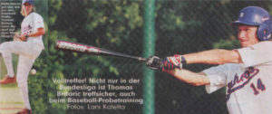 Sieht fast so aus wie bei den Baseball-Profis: Thomas Brdaric beim Abwurf auf dem Mount. Volltreffer! Nicht nur in der Bundesliga ist Thomas Brdaric treffsicher, auch beim Baseball-Probetraining. Fotos: Lars Kaletta