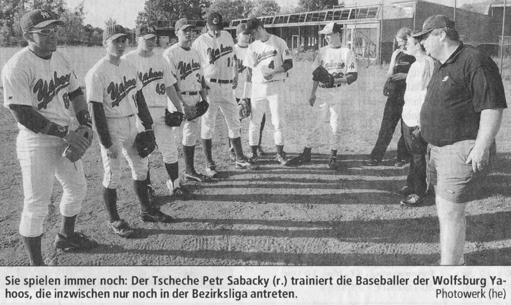 Sie spielen immer noch: Der Tscheche Petr Sabacky (r.) trainiert die Baseballer der Wolfsburg Yahoos, die inzwischen nur noch in der Bezirksliga antreten. Photowerk (he)
