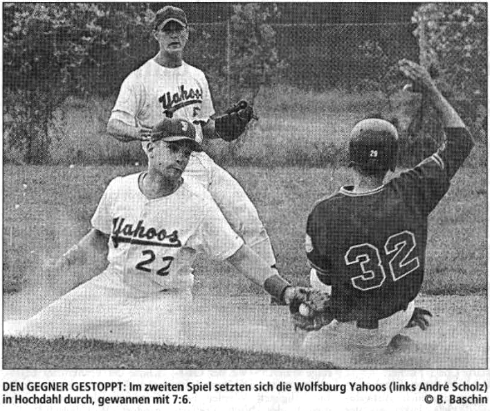 DEN GEGNER GESTOPPT: Im zweiten Spiel setzten sich die Wolfsburg Yahoos (links André Scholz) in Hochdahl durch, gewannen mit 7:6. Foto: B. Baschin