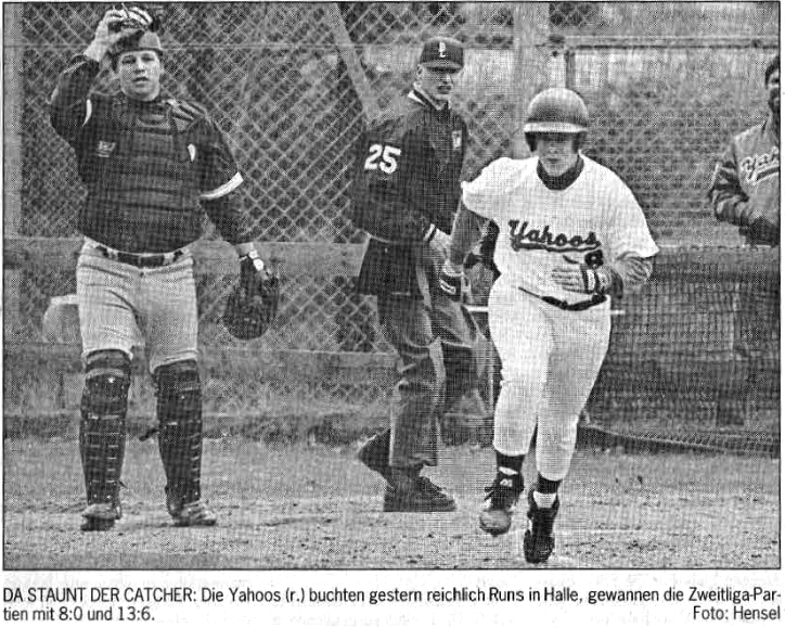 DA STAUNT DER CATCHER: Die Yahoos (r.) buchten gestern reichlich Runs in Halle, gewannen die Zweitliga-Partien mit 8:0 und 13:6. Foto: Hensel