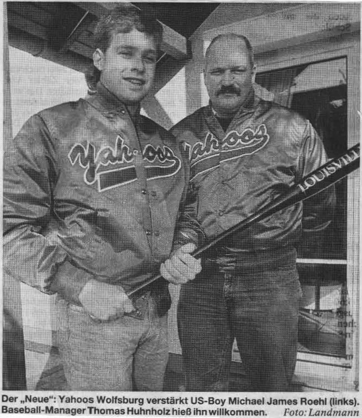 Der "Neue": Yahoos Wolfsburg verstärkt US-Boy Michael James Roehl (links). Baseball-Manager Thomas Huhnholz hieß ihn willkommen. Foto: Landmann